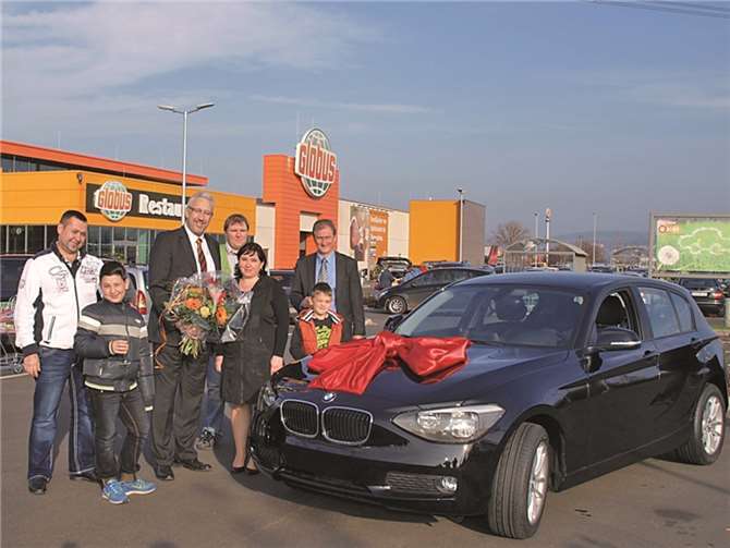 Die Familie Michel nahm mit strahlenden Gesichtern ihren neuen BMW entgegen. US