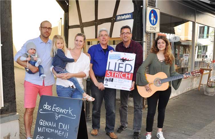 Die Familie Nolden freut sich mit den Initiatoren von Rheinbach liest und Talentbühnenteilnehmerin Lena Huckemann auf das Liedstrich Open Air auf dem Altstadtplatz. Privat