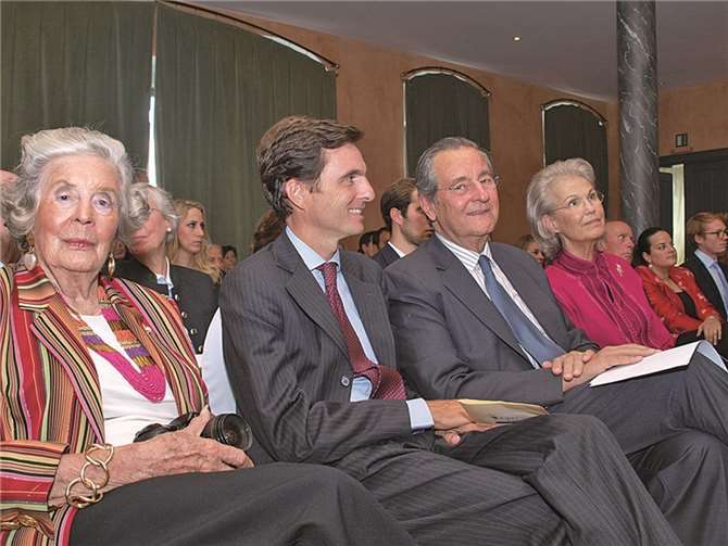 Die Familie Sayn-Wittgenstein-Sayn in erster Reihe, voller Erwartung und mit strahlenden Gesichtern.