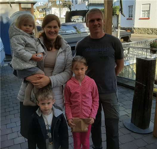 Die Familie Schanz mit den Kindern Melanie, Danny und Jessica waren die Ersten, die sich ihre Überraschungstüte beim Vorsitzenden des VNB, Bernd Siegel, abholten. Foto: privat