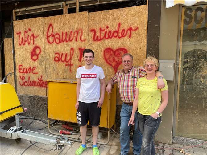 Die Familie Schmitz wenige Zeit später nach der Flut. Das Lachen hatten die „Schmitzens“ auch angesichts der großen Zerstörung verloren.