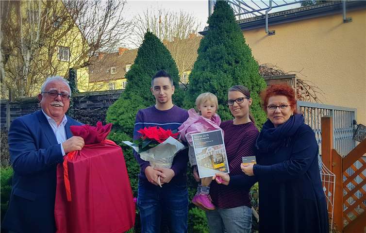 Die Familie Thielen Kirfel mit Tochter Marie-Sophie bei der Geschenkübergabe mit der Familienkinderkrankenschwester Freya Thamsen (re.) und dem Vorstandsmitglied Hans Spitzhorn (li.).privat