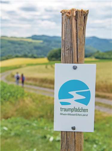 Die Familie der Premiumwanderwege im Rhein-Mosel-Eifel-Land wird um vier neue Traumpfädchen reicher. Freuen dürfen sich Wanderfreunde, Spaziergänger und Familien mit Kindern über den Nette-Romantikpfad Ochtendung, das Mendiger RömerReich, die Niederfeller Schweiz und die Virneburger Burgblicke. Foto: REMET