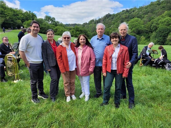 Die Familie von Ed Rosenthal (3.v.r.) fühlt sich mit Sespenroth und mit der Familie von Guido Feig eng verbunden. „Guido hat mit seiner Arbeit nicht nur Geschichte geschrieben. Er hat sie wieder auferstehen lassen.“