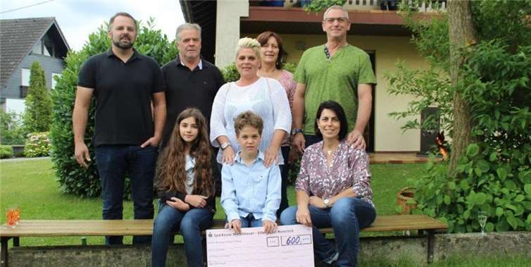 Die Familien Göbel, Laubenthal und Geyermann bei der Scheckübergabe an Lennox Weber. privat