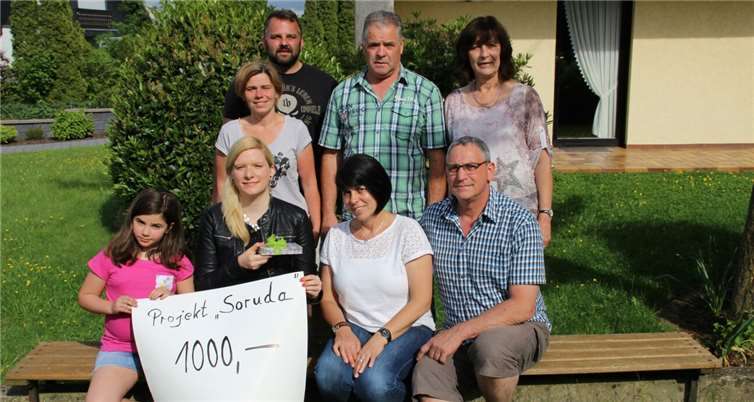 Die Familien Göbel, Laubenthal und Geyermann waren die Organisatoren des Festes und konnten 1000 Euro an Ramona Junglas aus Greimersburg überreichen, die diese Spende ganz unbürokratisch an den Verein „ SORUDA“ weiterleitet. privat