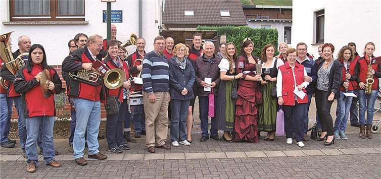 Die Familien Kuhlmann und Jansen (Mitte) um die Weinköniginnen. WITE