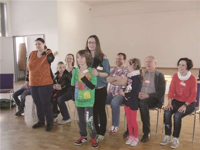 Die Familien beim gemeinsamen Spiel. privat