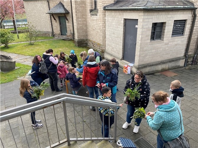 Die Familien mit ihren Kindern zogen mit geschmückten Palmzweigen in die Pfarrkirche in Oberwinter.  Foto: privat