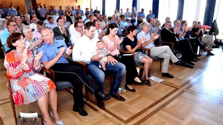 Die Familien und viele geladene Gästen aus dem Bereich der Polizei, der Landespolitik, der kommunalen Verwaltung, der Feuerwehr sowie der örtlichen Verantwortungsträger waren gekommen.