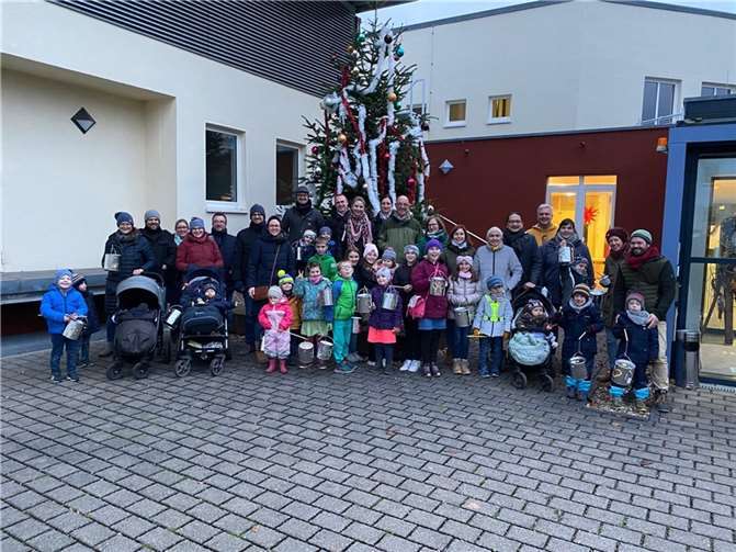 Die Familien vor der Jugendherberge in Prüm.Foto: St. Laurentius Ahrweiler