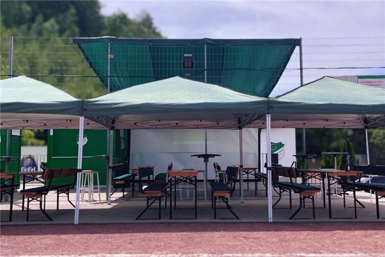 Die Fan-Terrasse auf dem Sportplatz Leubsdorf mit der Großbild-Leinwand im Hintergrund.