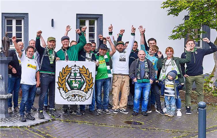 Die Fangemeinde vor dem ehem. Pfarrhaus Kesseling. Foto: Niklas Marhöfer