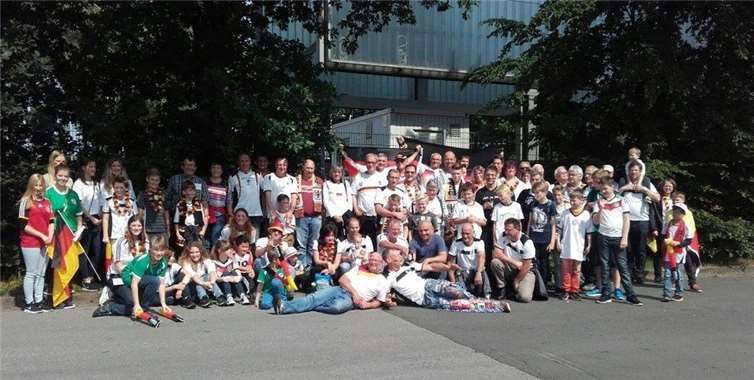 Die Fans bei ihrer Tour zum Vorbereitungsspiel der Nationalmannschaft.privat