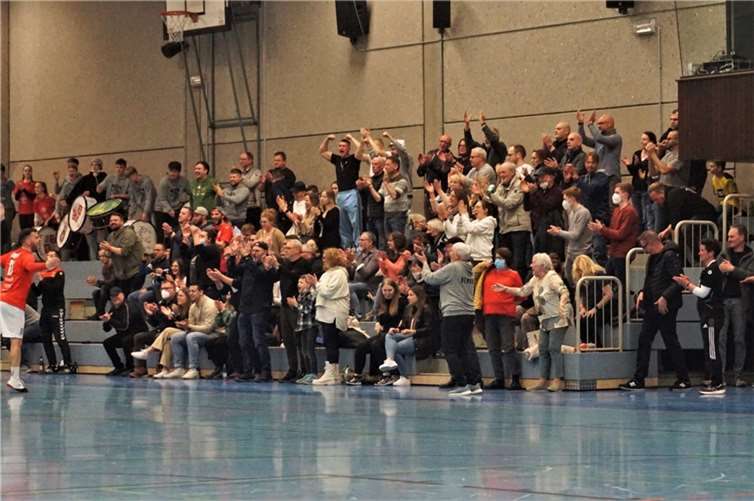 Die Fans der Turnerschaft Bendorf bejubelten ihre Mannschaft nach dem Abpfiff.  Foto: Turnerschaft
