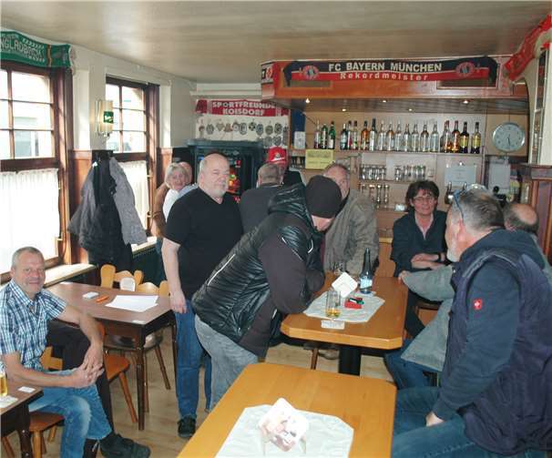 Die Fans des Eifelpokers vor dem Turnierstart im Café Aasch. Foto: -BL-