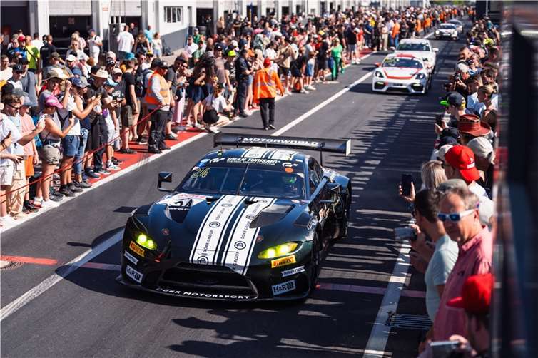 Die Fans mittendrin, die Fahrzeuge vielfältig: So kennt man die Langstrecken-Rennen am Nürburgring. Gleich mehrere Termine hat der Nürburgring hierfür im Kalender vorgesehen.  Foto: Gruppe C Photography