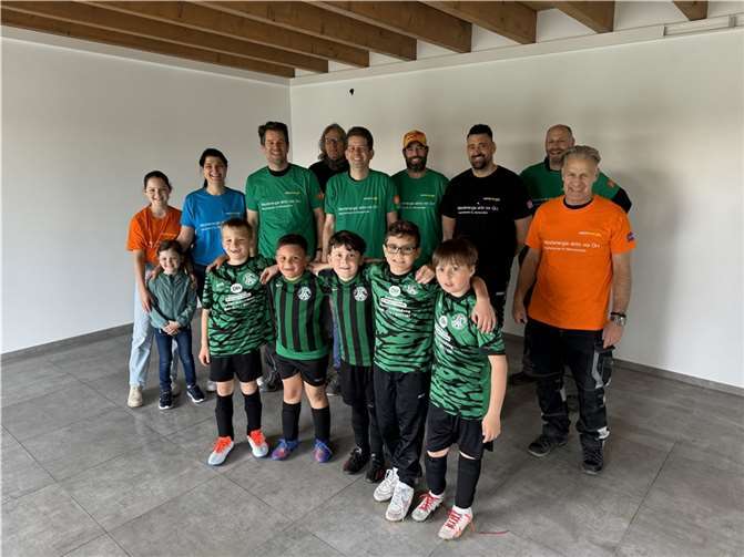 Die Fans und Mitglieder des Fußballvereines FC Alemannia 1920 Plaidt e.V. freuen sich auf den modern gefliesten Boden in ihrem neuen Vereinsheim. Foto: privat