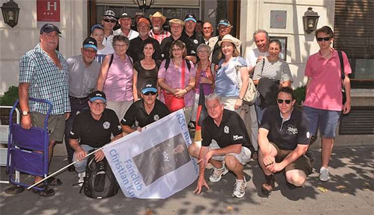 Die Fans vor dem Hotel © Hermann Ploog