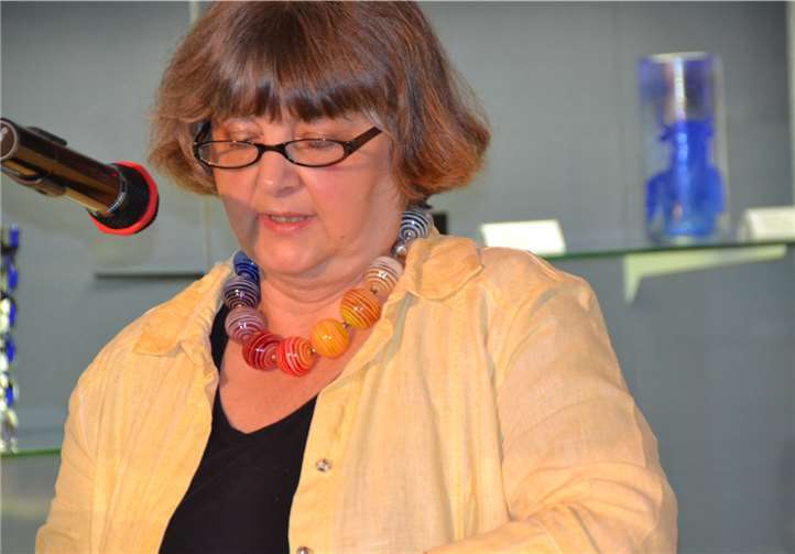 Die Farben des Regenbogens sieht Museumsleiterin Ruth Fabritius auch in den Glasobjekten.