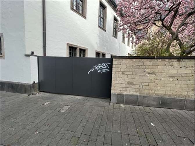 Die Farbschmierereien im Bereich des Bonner Münsters.  Fotos: Polizei Bonn