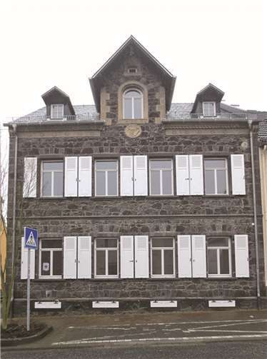 Die Fassade dieses Hauses in Nickenich ist aus für die Region typischem Basalt und in gutem Zustand. Bei der Sanierung wurde darauf geachtet, dass das Erdgeschoss seniorengerecht und barrierefrei gestaltet wurde. privat