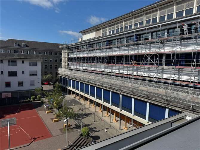 Die Fassadensanierung des ersten Bauabschnittes auf dem Schulhof schreitet weiter voran.  Foto: Stadt Koblenz/ Mandy Steffens