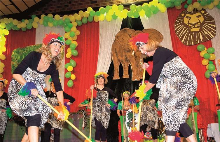 Die „Feger“ vom Turnverein Kurtscheid fegten tanzend über die Bühne.