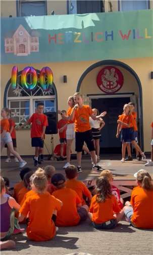 Die Feier begann mit einem mitreißenden Einstiegssong der Schulkinder.