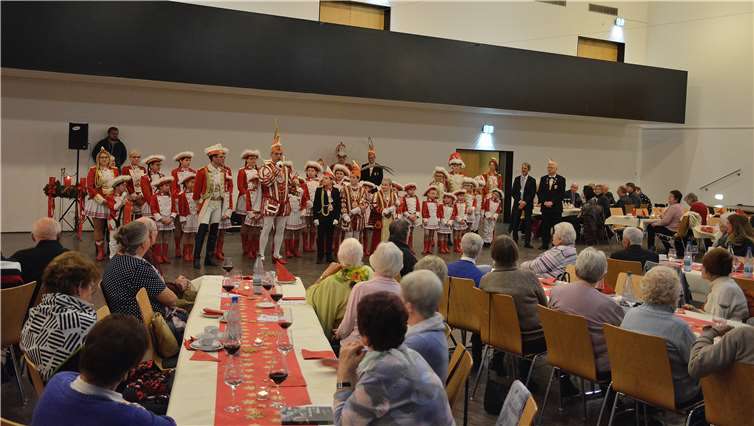 Die Feier war nicht nur gut besucht mit vielen Gästen, auch der Prinz und das Kinderprinzenpaar rückten mit der kompletten Kinderfunkengarde an. Foto: Sepp Danko