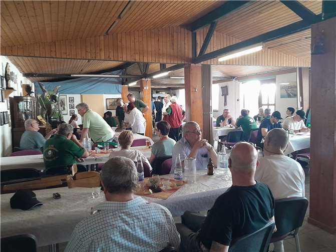 Die Feierlichkeit wurde aber nicht nur genutzt, um die eigene Treffsicherheit unter Beweis zu stellen, sondern auch, um mit den Schützenbrüdern und -Schwestern anderen ins Gespräch zu kommen. Fotos: privat