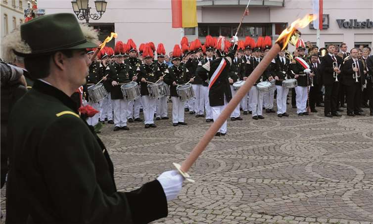 Großer Zapfenstreich zum Auftakt Die Feierlichkeiten begannen mit dem großen Zapfenstreich der St.-Laurentius-Junggesellen-Schützen-Gesellschaft und der St.-Sebastianus-Bürger-Schützengesellschaft auf dem Ahrweiler Marktplatz. FIX