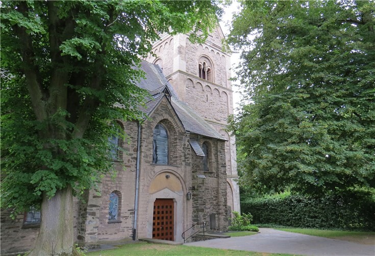 Die Feldkirche mit ihren beeindruckenden Fenstern ist eines der Ziele der Rundfahrt. Stadt Neuwied