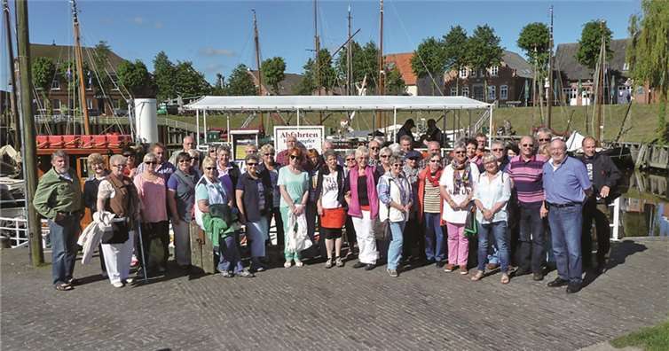 Die Feldkirchener Schützen im historischen Hafen von Carolinensiel. Die Gruppe verbrachte fünf sonnige Tage an Deutschlands Nordseeküste.privat