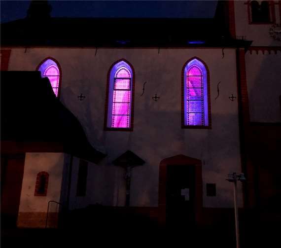 Die Fenster der Kirche leuchten in bunten Farben. Fotos: Rafael Buttlies