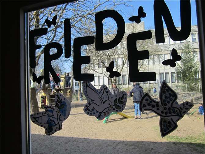 Die Fenster im Haus für Kinder wurden mit Friedenstauben verziert.  Foto: Haus für Kinder Vallendar