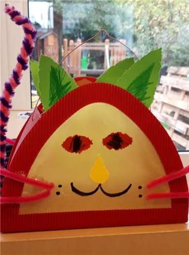 Die Fenster waren mit Laternen geschmückt.