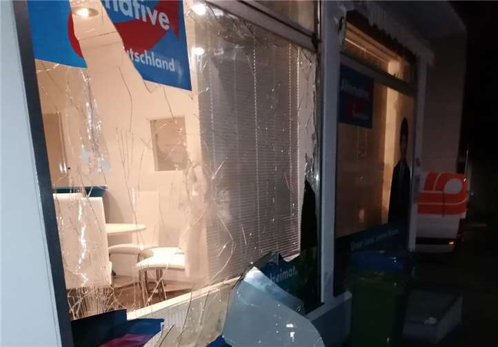 Die Fensterscheibe des AfD - Büros wurde zerstört.Quelle: AfD