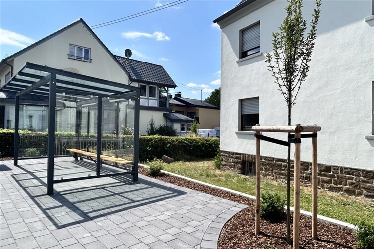 Die Fertigstellung der neuen Buswartehalle in der Dorfmitte von Roßbach soll am 14. August 2026, 18.00 Uhr, ein wenig gefeiert werden.