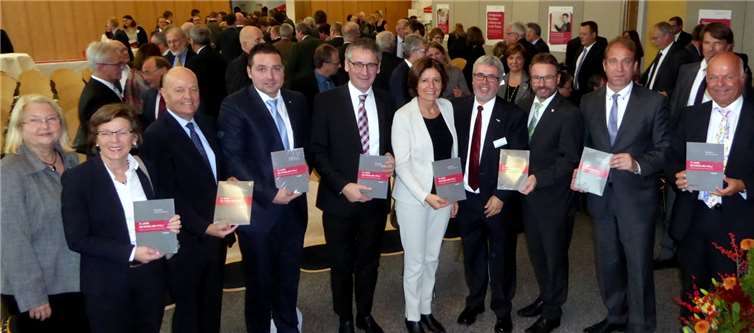 Die Festgäste erhielten eine neuaufgelegte HöV-Festschrift, die das breite Ausgaben-Spektrum der Verwaltung und ihrer Mayener Hochschule repräsentiert. -PRESS-