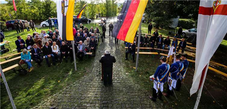 Die Festgäste hatten sich vor dem Königsstuhl zu Rhens versammelt, um den Tag der deutschen Einheit zu feiern. Fotos: EP