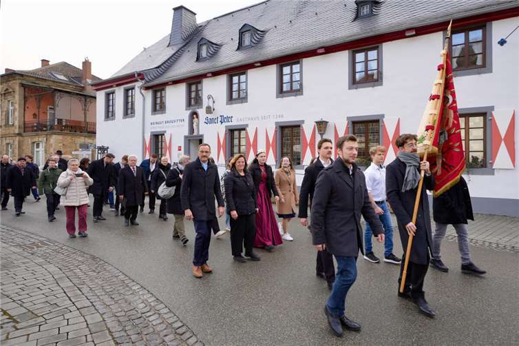 Die Festgesellschaft zog zum Winzerverein.  Foto: KG