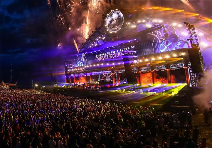 Die Festivalbesucher erwartet eine faszinierende Welt aus elektronischer Tanzmusik, Lichteffekten und Pyro-Shows. ALDA