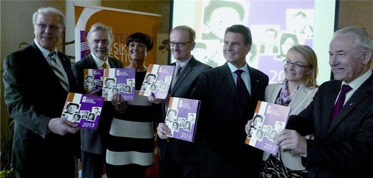 Die Festivalleiter Ulrike Piel und Frank Lefers (3.u.4.v.l.) präsentieren zusammen mit Freunden und Förderern das Programmheft 2013.BSB