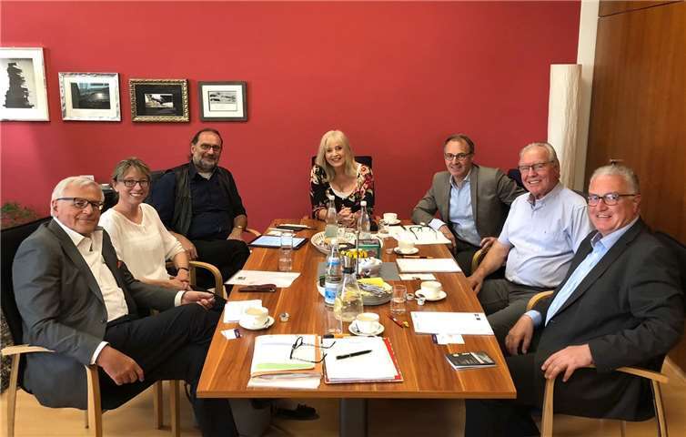 Die Festivalleitungen tauschten sich zu mehreren Themen aus: v. l. Dr. G. Huthmann, Internationale Konzerttage, Dr. H. Miller, RheinVokal, Prof. Dr. M. Nieratschker, Koblenz International Guitar Festival, PD Dr. M. Theis-Scholz, Kulturdezernentin, T. Scharfenberger, Mosel Musikfestival, H. Courbier, Koblenzer Mendelssohn-Tage. Stadt Koblenz