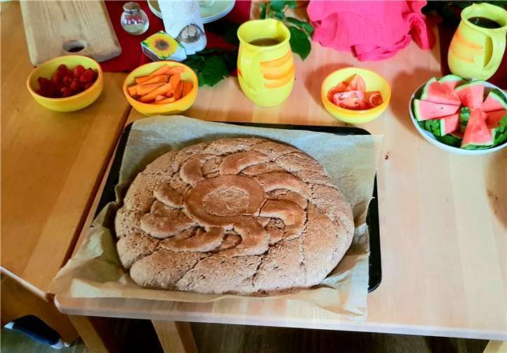 Die Festtafel anlässlich des Johannisfest im Waldorfkindergarten Silberquell. Fotos: privat