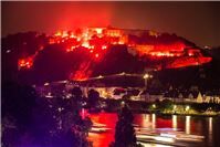 Die Festung Ehrenbreitstein in bengalischem Licht