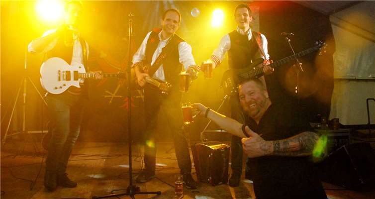 „Die Fetzign aus dem Zillertal“ hatten es drauf, den Leuten im Festzelt gute Laune zu vermitteln. Fotos: KER