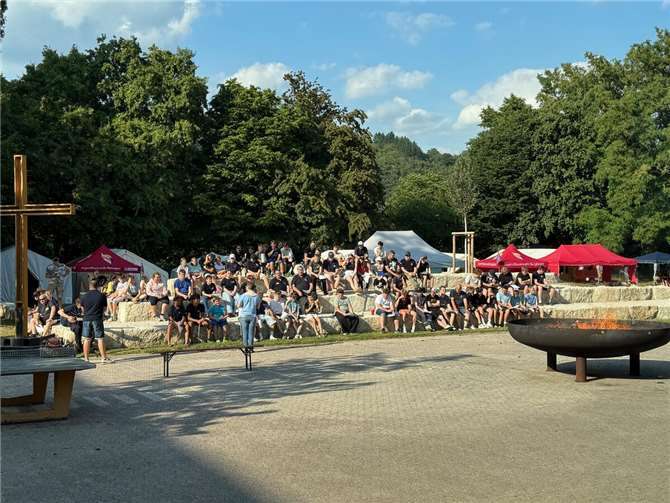 Die Feuerschale als Treffpunkt für Gespräche und Gemeinschaft während des Jugendfeuerwehr-Zeltlagers. Foto: privat
