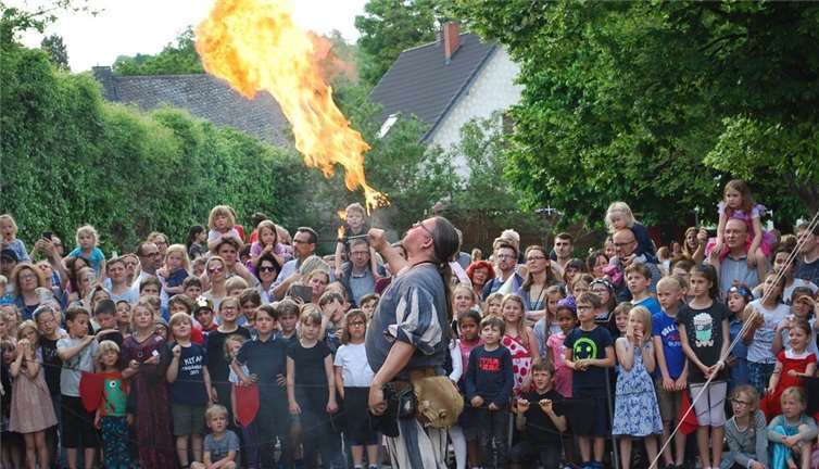 Die Feuershow beeindruckte das junge Publikum. Fotos: privat